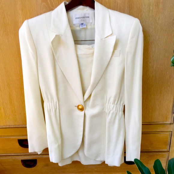 Jones New York Dresses & Skirts - Vintage Cream Color 2 Piece Suit Size 6P